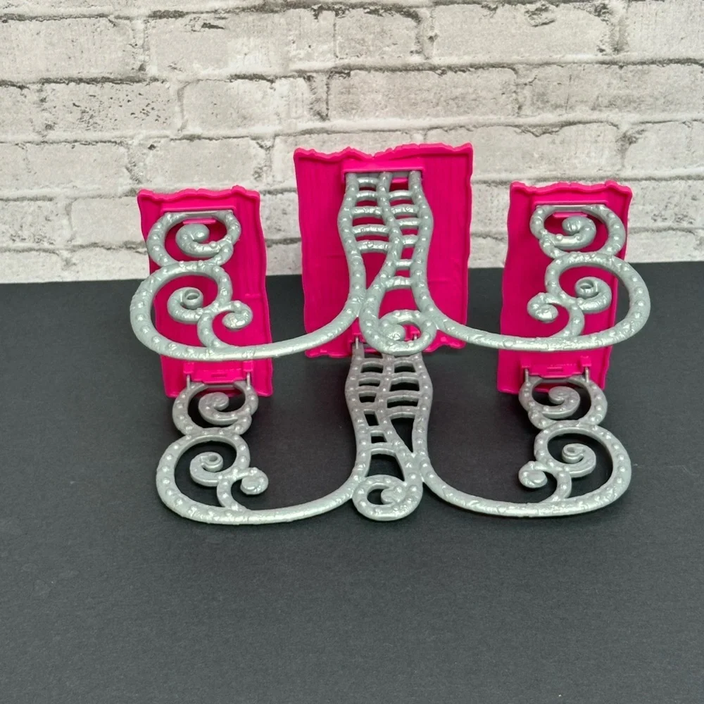 Monster High Doll Deluxe Deadluxe School Playset Picnic Table Pink Silver
